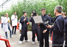 Er is toch nog wat extra werk nodig om de drone foutloos door de paden te kunnen laten vliegen. Na de lunch gaan ze voor de 2e run.